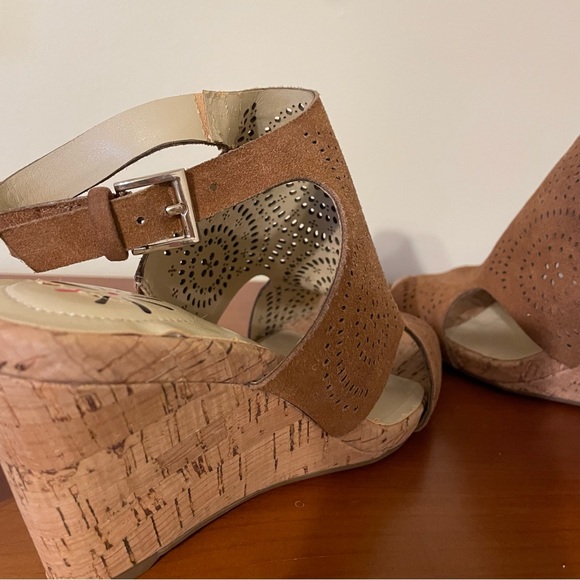 NWOT Isaac Mizrahi Live Seismic Suede Wedge Sandals Tan Brown Heels Leather 6.5 - Picture 4 of 11